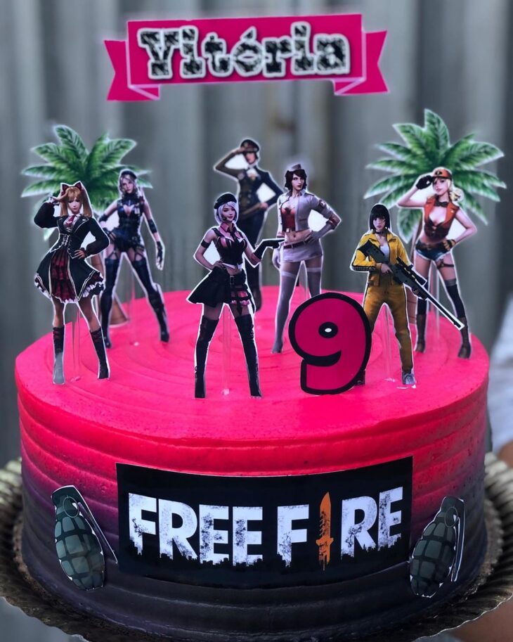 Bolo de aniversário com o tema do jogo Free Fire