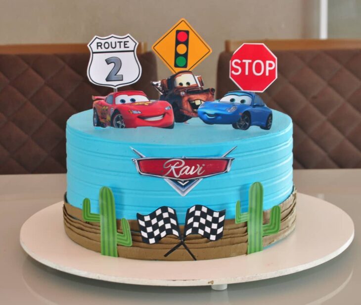 Quer Bolo? Doces Artesanais - Bolo Carros da Disney 🚗🚙 para o Matheus 🤩  . . Topper Personalizado @mundodsonhosperso . . . . . . . . . . . . . . . .  . . . . . . . . . . #