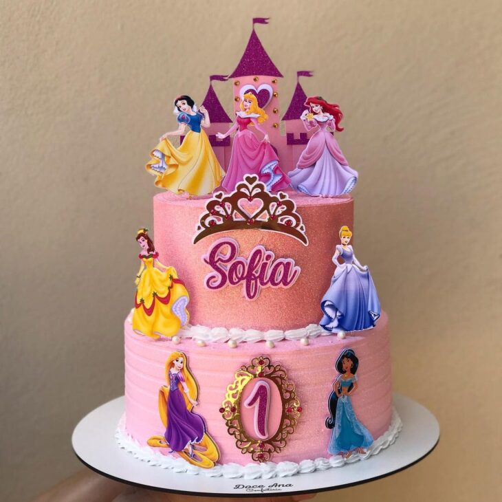 Bolo em chantinjnho tema : Princesas 💕 #boloprincesas #princessca…  Bolos  de aniversário princesa disney, Bolo de princesa da disney, Bolo de  aniversario princesa