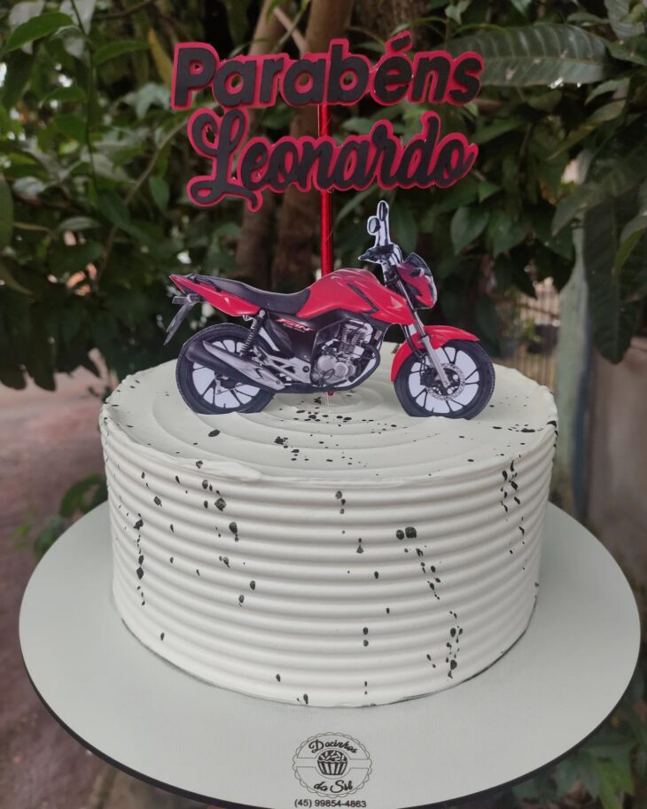 Bolo com tema de moto - Lety's bolos e doces
