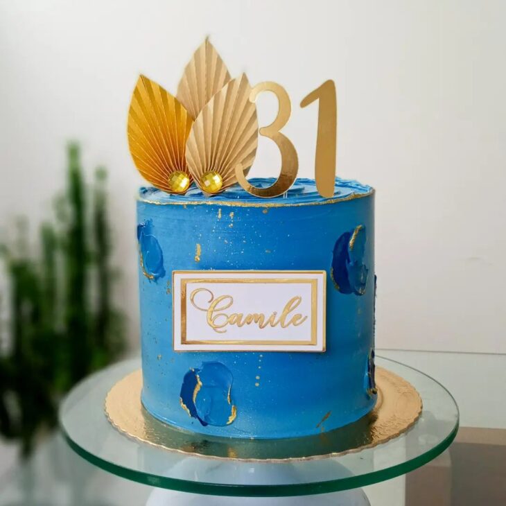 Um lindo bolo  masculino  em tom azul, detalhes em tom dourado, feito ao  pormenor, com muito amor, carinho, e dedicação. Desejamos…