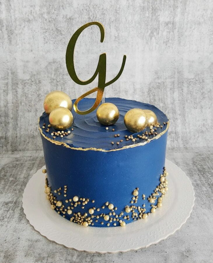 Bolo azul e dourado bem moderno em 2023  Bolo, Bolo azul, Bolos de aniversário  feminino
