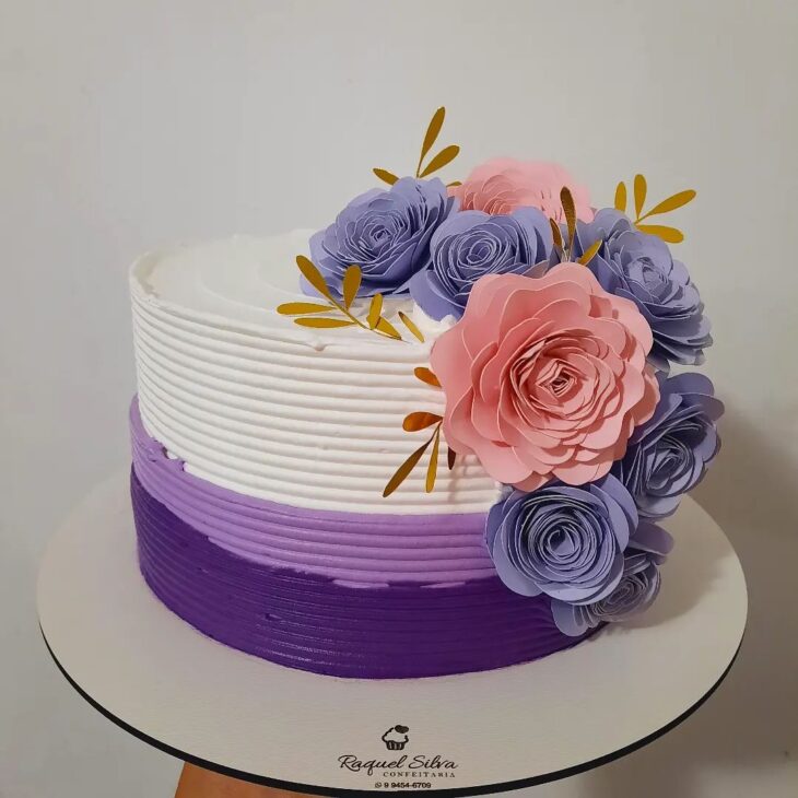 Decoração simples e delicada / bolo dia das mães ,detalhe em lilás com  glitter Roxo . 