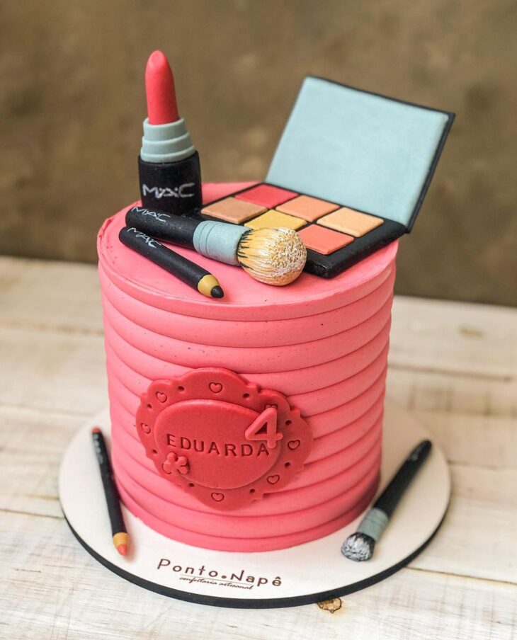 bolo de maquiagem quadrado: #bolosdecorados #festalinda  #aniversárioinfantil #aniversario18 #aniversario