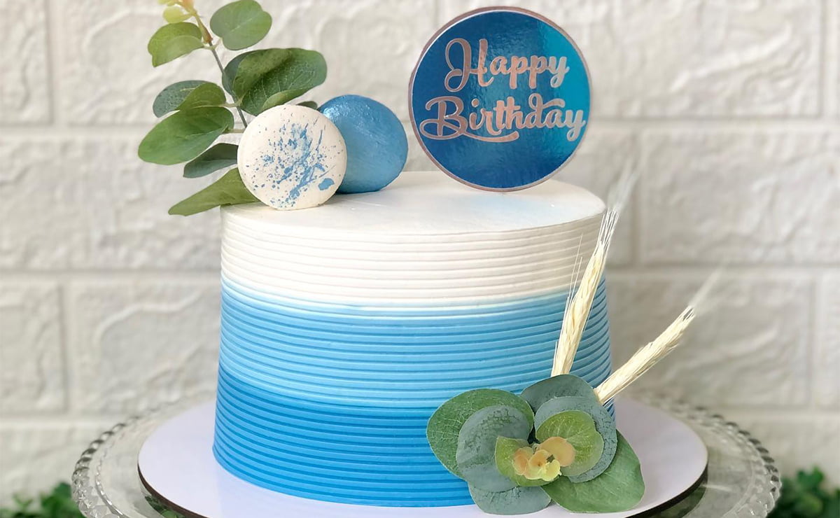 Bolo chantilly azul  Bolos de aniversário azuis, Bolo, Idéias de bolo de  aniversário